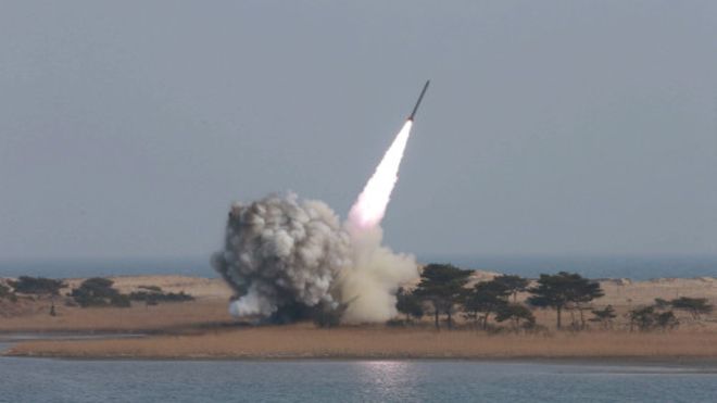 Түндүк Корея баллистикалык ракетасын сынайт.