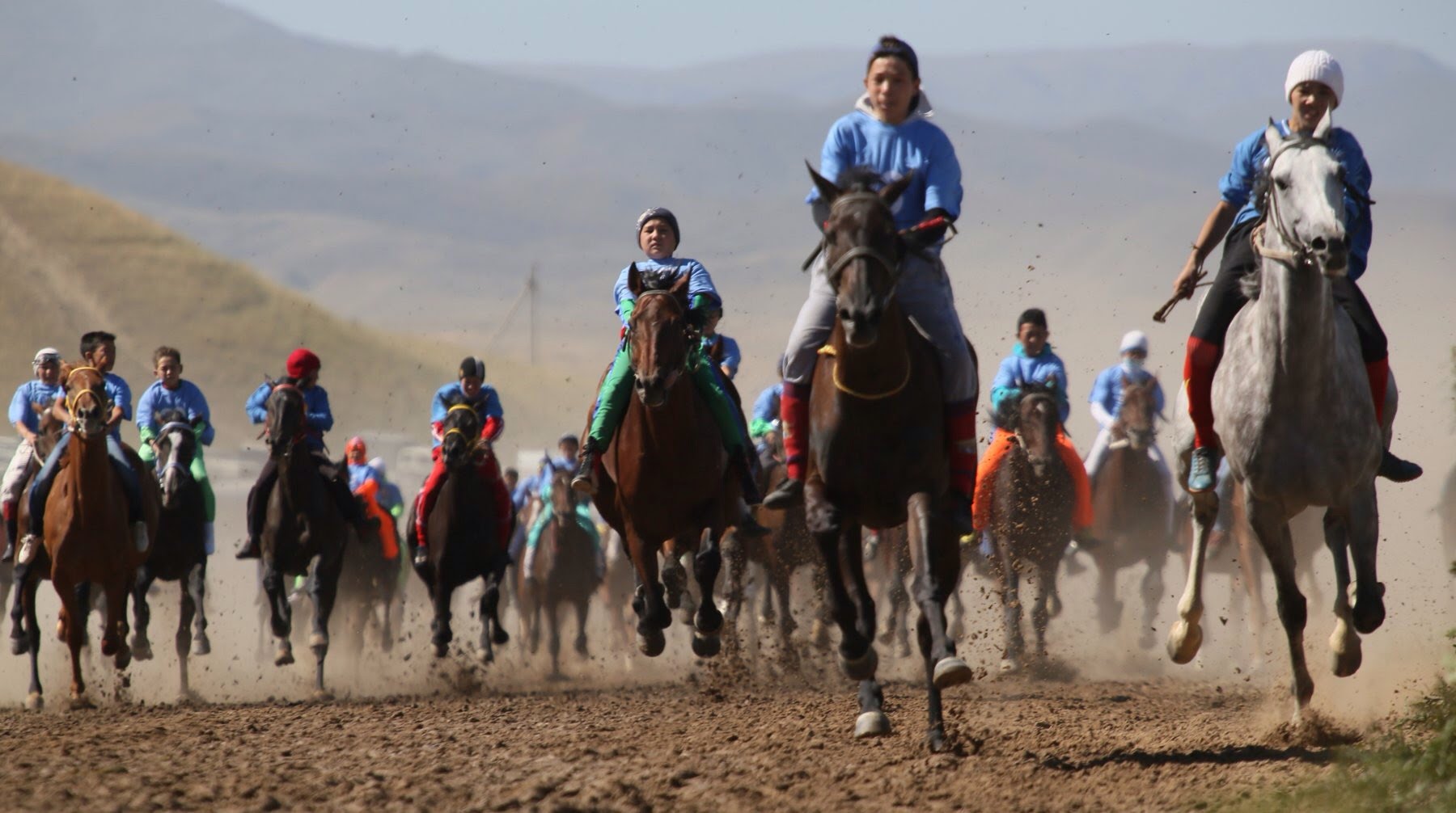Казахские игры на наурыз. Аламан байга скачки. Конный спорт байга. Байга игра казахская Национальная. Казахская традиция байга.