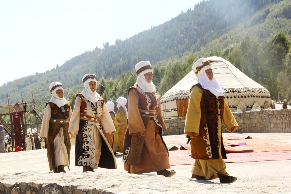 киргизские национальные платья. одежда кочевников. казахские наряды. национальная одежда кочевников. киргизская национальная одежда женская.